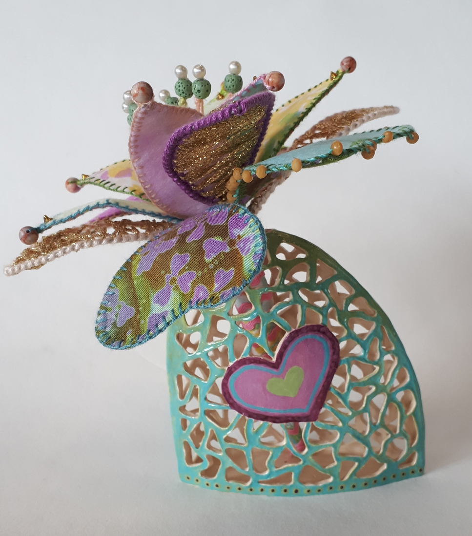 Hartvaasje met handgemaakte bloem van textiel.