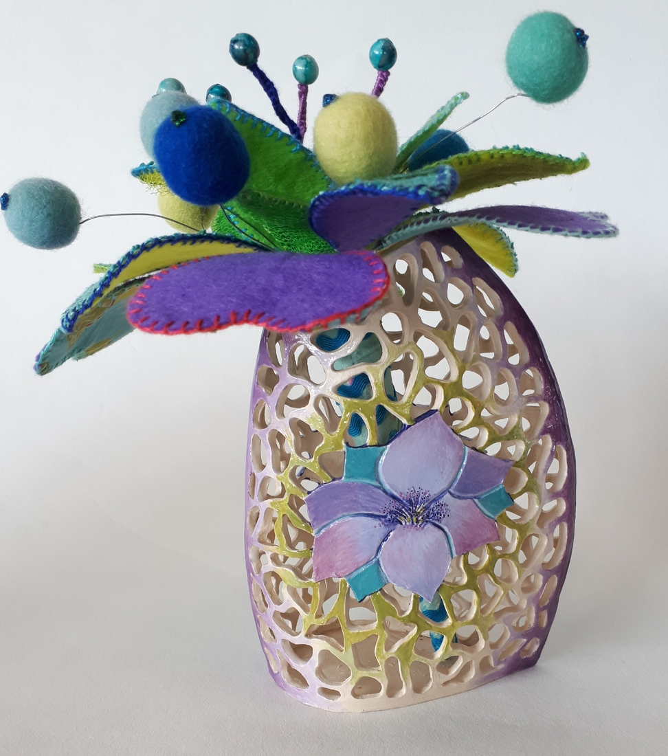 Bloemvaasje met handgemaakte bloem van textiel.