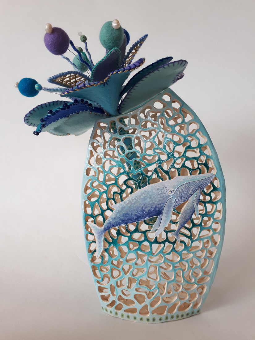 Bultrugvaasje met handgemaakte bloem van textiel.