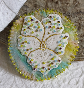 Sieraden van keramiek gecombineerd met andere technieken.