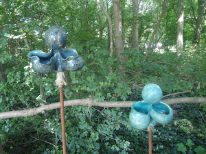 Deze tuinbeelden zijn zeer decoratief in uw tuin en kunnen tevens gebruikt worden als vogel voeder drink bakjes; inclusief ijzeren staaf