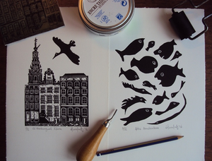 De beelden zijn gesneden in linoleum en afgedrukt met een notarispersje. 
Van tevoren maak ik schetsen en snij dan in spiegelbeeld zodat het beeld klopt. 
Af en toe ontstaan per ongeluk leuke verrassingen.