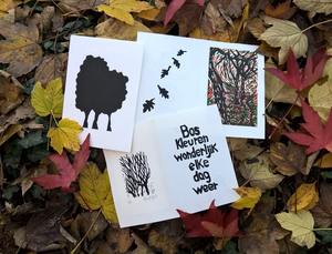 Het beeld en ook de tekst worden in linoleum gesneden en afgedrukt met een notarispersje. 
Van tevoren bedenk ik of het boekje genaaid of gevouwen wordt. 
Voor de  boekjes maak ik altijd een gedrukt hoesje of envelopje. 