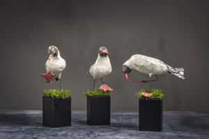 De vogelsculpturen zijn opgebouwd uit zogenaamde waardeloze materialen. 