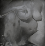 Voor de serie Quatre Mains fotografeerde Peter Day een van de meest basale onderwerpen in de kunst, zwangere vrouwen. De foto’s zijn een hommage aan de vrouwlijke kracht en vruchtbaarheid, een referentie aan de kunstgeschiedenis, een zoektocht naar licht en schaduw maar vooral een improvisatie op de vreemd gevormde lijven van zwangere vrouwen.