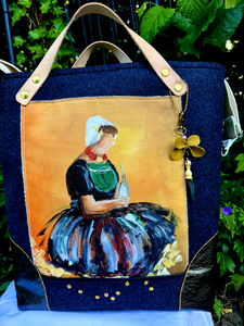 Elke tas begint als een schilderij, op geprepareerd schildersdoek. Als ik tevreden ben over het schilderij vervolgt het heerlijke  proces van creeën, bijpassende stofjes, welk  model, welke sluiting enz. enz. Tot er een unieke en origineel tas is geboren. 