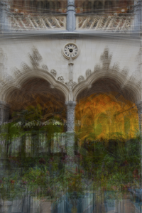 In deze serie maak in een reeks foto's van een klok terwijl ik er kloksgewijs (vandaar de titel Clockwise) omheen loop. De foto's worden achteraf over elkaar heen gelegd met de klok als centraal punt.