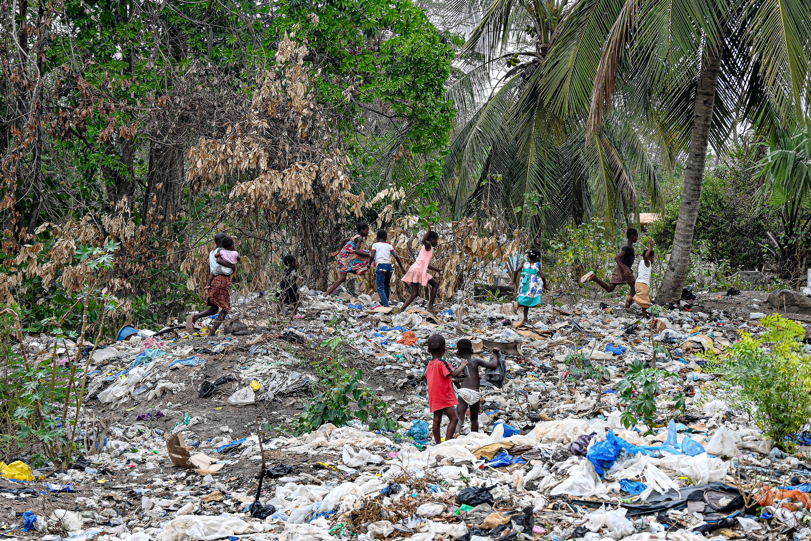 spelende kinderen in het afval