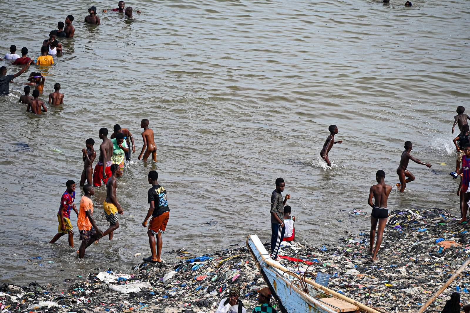  Zwemmen met een plastic afval op de voorgrond in plaats van zand.