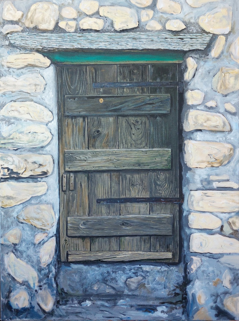 Houten deur in stenen muur