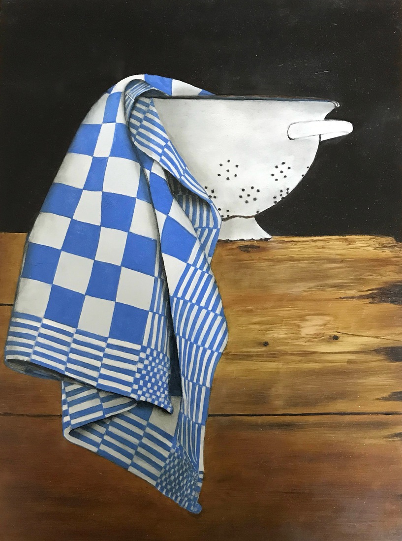 Vergiet met blauw-witte theedoek