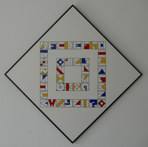 De eigengemaakte letters en symbolen van deze alfabetten zijn Mondriaan-achtig. 