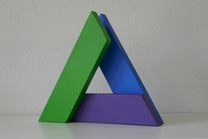 De driehoek is gevormd uit drie afzonderlijke delen van 30 cm lengte. Ze zijn zo geplaatst dat het object zelfstandig kan staan.
Afmetingen: 30 cm x 30 cm x 30 cm, dikte 6 cm. 
Kleur: blauw, groen en paars.