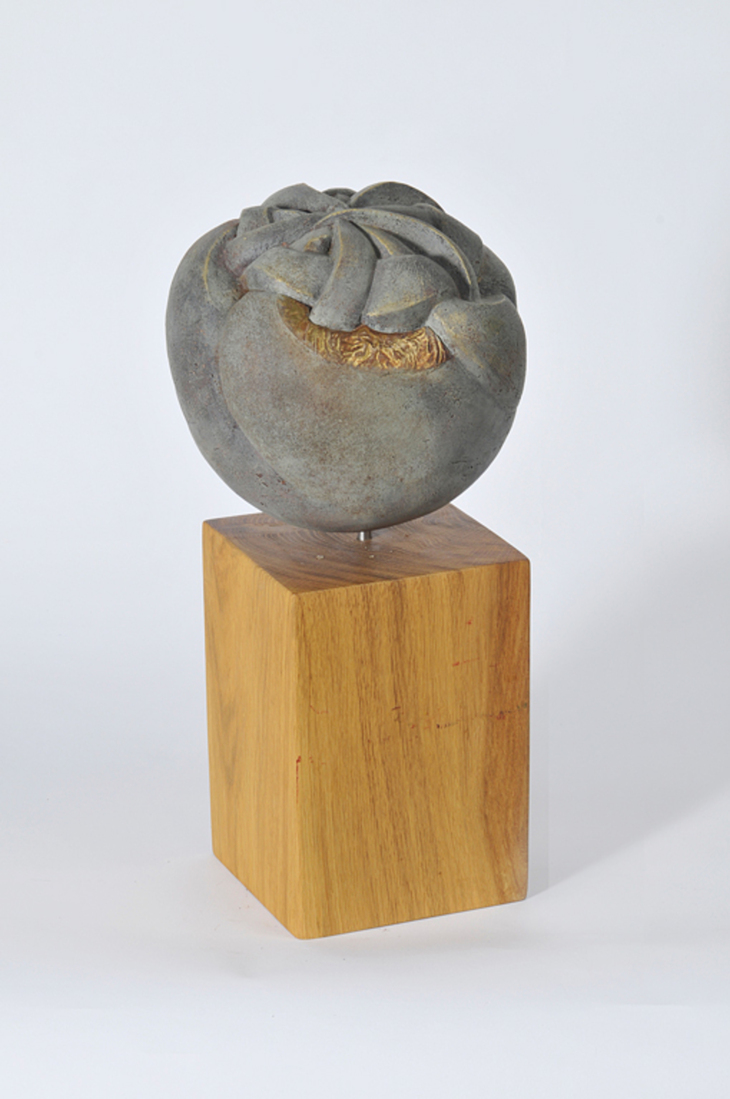 bol met Keltisch motief op eiken sokkel