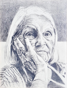 Ik teken met kleurpotlood geïnspireerd door mijn wekelijkse bezoeken aan mijn dementerende tante in het verpleeghuis. Mijn werk is gebaseerd op foto's die ik daar maak — beelden die ik bewerk tot intieme tekeningen vol emotie.
Ik onderzoek hoe materiaal en techniek gevoelens kunnen overbrengen, waarbij kleur en zwart-wit elk hun eigen rol spelen. Mijn tekeningen zijn niet alleen een persoonlijke verwerking, maar ook een ode aan wie vaak over het hoofd wordt gezien.

