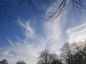 Zelfgemaakte foto's van natuur en vaak de lucht met prachtige wolkenformaties die wat lijken te vertellen of wat bewust willen laten zien. Elke foto heeft zijn eigen mini gedichtje met daarin een spirituele boodschap of een uitleg over bepaalde materie. 