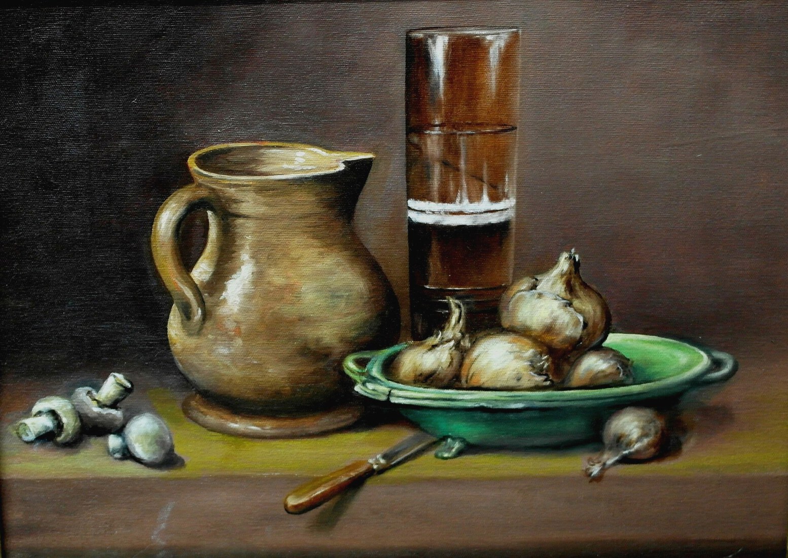 Stilleven met kan en maatglas.