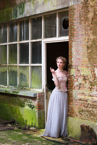 
De serie “Stories” plaatst de toeschouwer in de positie van een voyeur. Hij/zij ziet iets dat waarschijnlijk niet gezien had mogen worden.
De beelden tonen meestal maar een deel van het verhaal; Bij nadere bestudering blijkt er soms meer informatie in het beeld, maar toch blijven er een aantal punten open om zelf in te vullen.
De toeschouwer wordt verleid om te overwegen wat hij nu ziet en wat het betekent om zo tot een eigen invulling van het verhaal te komen.
