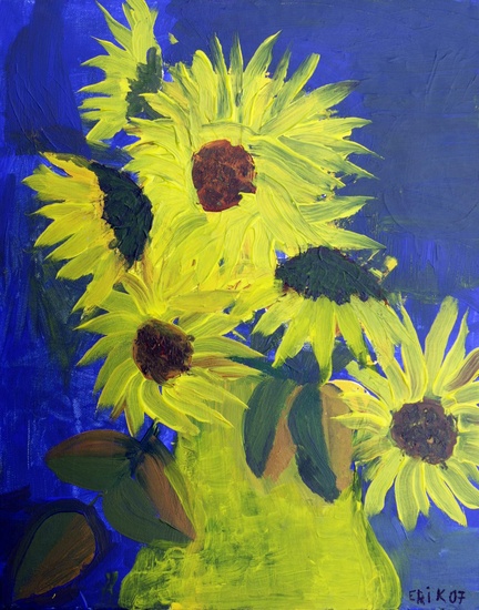 Zonnebloemen in keramieken vaas