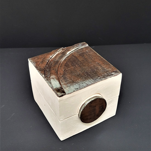 Deze doosjes zijn gemaakt n.a.v. de workshop van Caroline Peeters. De doosjes gemaakt naar haar voorbeeld vernoem ik bij de beschrijving. Zelf ben ik bezig 