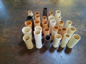 100-vazen gemaakt van rolletjes klei, minimaal 30 cm hoog, aardewerk.
Op zoek naar de perfecte cilindervorm onderzoek ik het materiaal en kom ik onderweg vragen tegen waarop ik een antwoord maak.