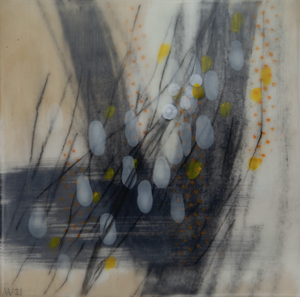 Encaustiek is een techniek waarbij wordt geschilderd met een mengsel van bijenwas en damarhars. De aantrekkingskracht die voor mij van dit materiaal uitgaat is de mogelijkheid om een beeld in transparante lagen op te bouwen waardoor er letterlijk diepte in ontstaat. Het is daarnaast ook uitermate geschikt om een veelheid aan materialen tot een samenhangende eenheid bij elkaar te voegen.