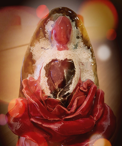 gebakken klei met daarna nog een keer de oven in voor het glazuur