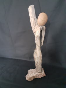 Materialen die ik tijdens wandelingen in de natuur vind gebruik ik om er beelden van te maken. 