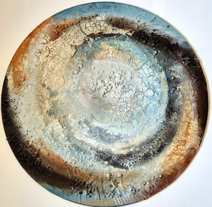 Abstracte schilderijen die intuïtief zijn gemaakt. Vanuit een basis met textuur en collage, daarover hen verschillende lagen verf, soms transparant.