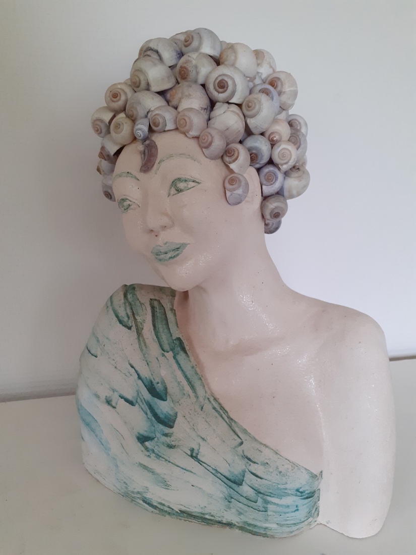 vrouw met hoofdtooi van slakkenhuisjes