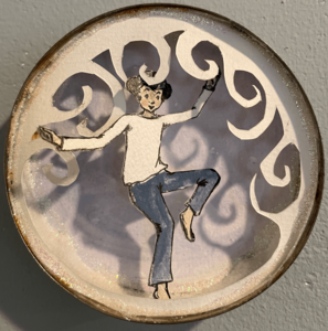 Mijn papieren diorama’s zijn kleine, verstilde werelden op zich. Alle onderdelen van de diorama zijn door mij getekend en zorgvuldig uitgesneden. Ik maak hiervoor gebruik van dik aquarel papier en aquarel / acrylverf. Vervolgens worden de aparte onderdelen met lijm of dubbelzijdig tape in een oud doosje of blikje geplaatst en eventueel voorzien van een beschermende, transparante en matte vernis. 