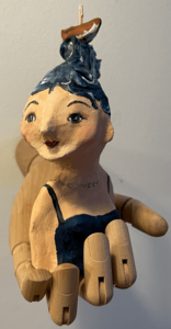 Mens en dier figuren gemaakt van vederlichte 'papierklei' en papier maché, beschilderd met acrylverf. Deze figuren zijn naïef en niet realistisch vormgegeven. Dat geeft ze iets 'speels'. Vaak maak ik ook dier figuren met menselijke trekjes. 
