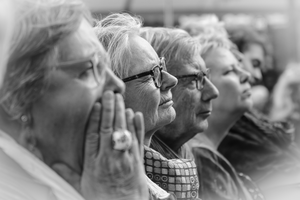 Mensen op straat fotograferen. Ongemerkt of gevraagd. Eventueel portretteren.