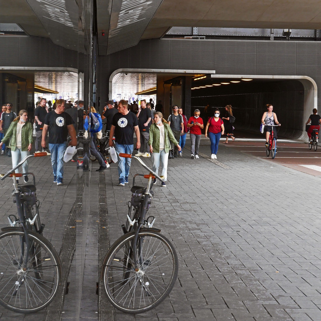 De loop- & fietstunnel aan de westkant van het C.S. Amsterdam; keramisch tegeltje, nr. fh0002