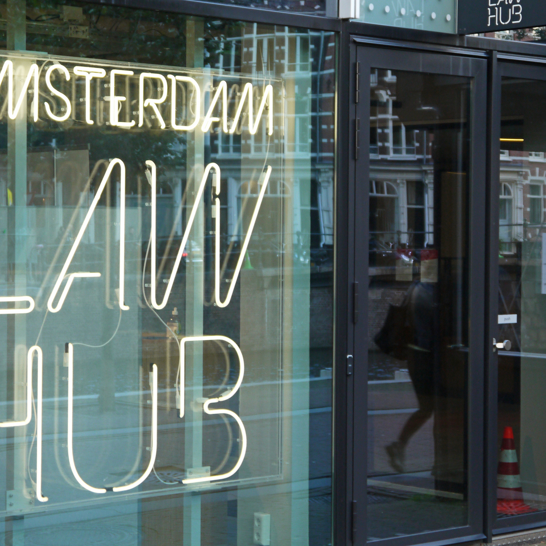 Reflecties van winkelraam van Law Hub, op het Roeterseiland te Amsterdam te bestellen, keramisch tegeltje, nr. fh0021