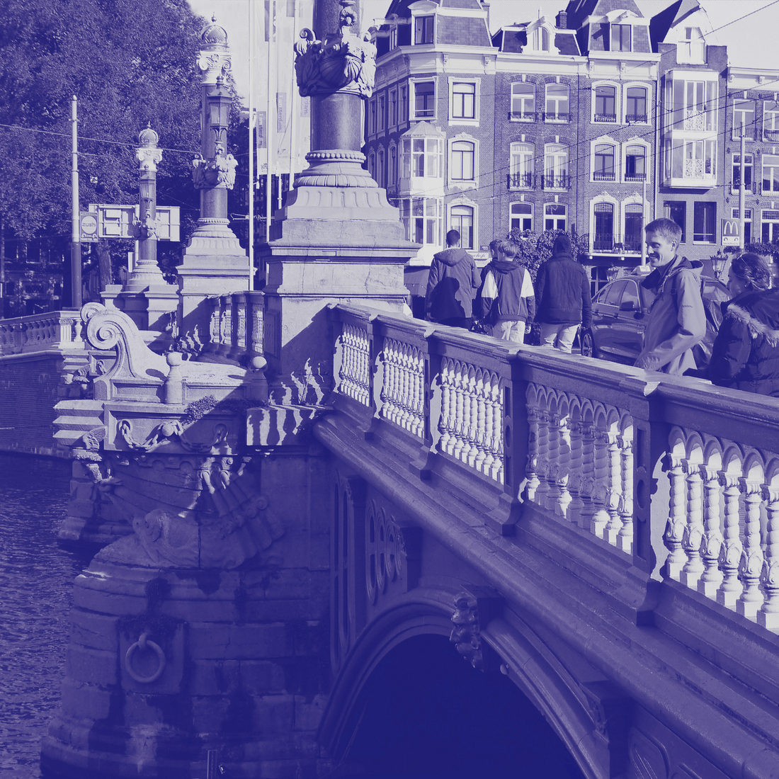 De Blauwbrug over de Amstel, bij het Waterlooplein in Amsterdam / Mokum - Delfts-blauw tegeltje; nr. fh0005