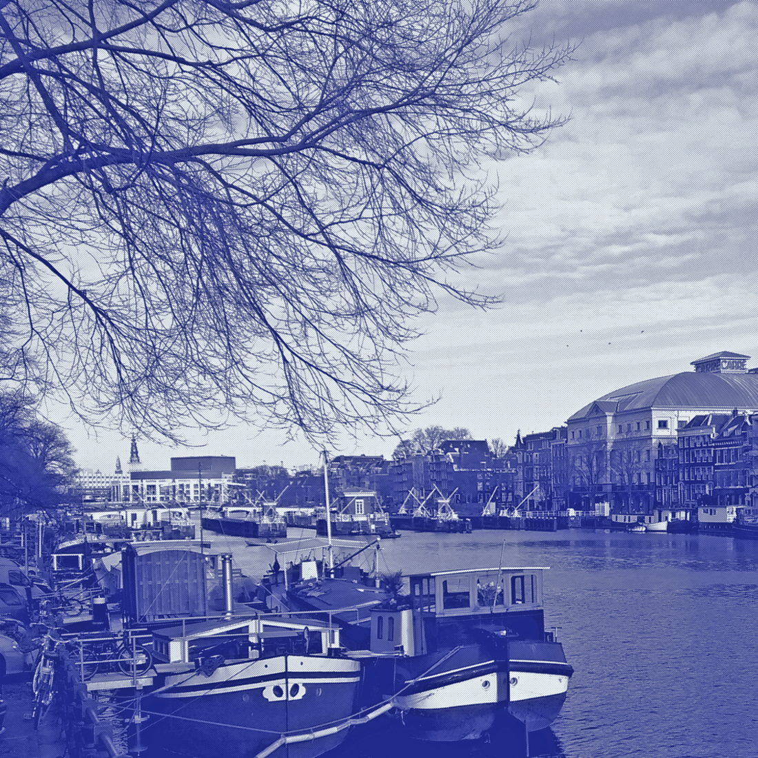 Uitzicht over de Amstel in de richting van het Waterlooplein, met rechts theater Carré; Amsterdam  - Delfts-blauw tegeltje; nr. fh0022