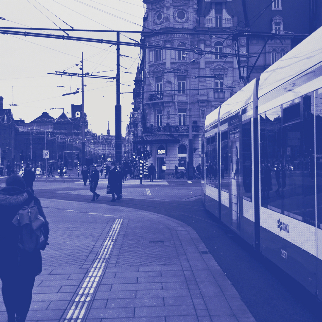 Damrak en Prins Hendrikkade, vanaf het stationsplein gezien; Amsterdam C.S. - Delfts-blauw tegeltje; nr. fh0015