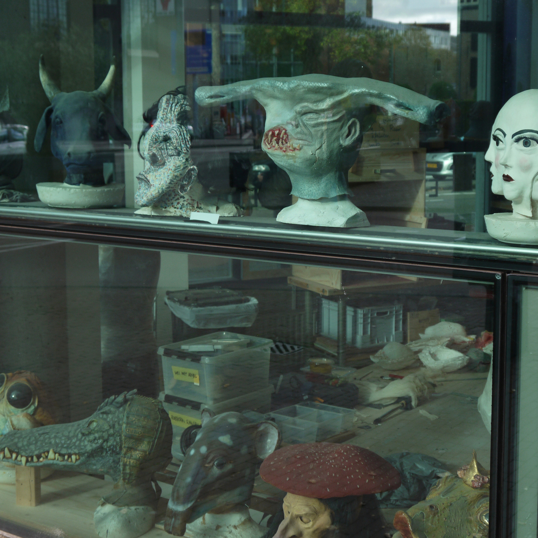 Stilleven in de etalage van de Film-academie te Amsterdam met gemaakte voorwerpen; keramiek tegeltje te koop, nr. fh0026