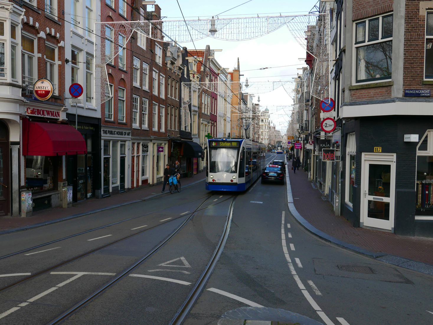 Tram 4 rijdt door de bijna lege Utrechtstestraat - foto, Amsterdam / Mokum voor digitale print