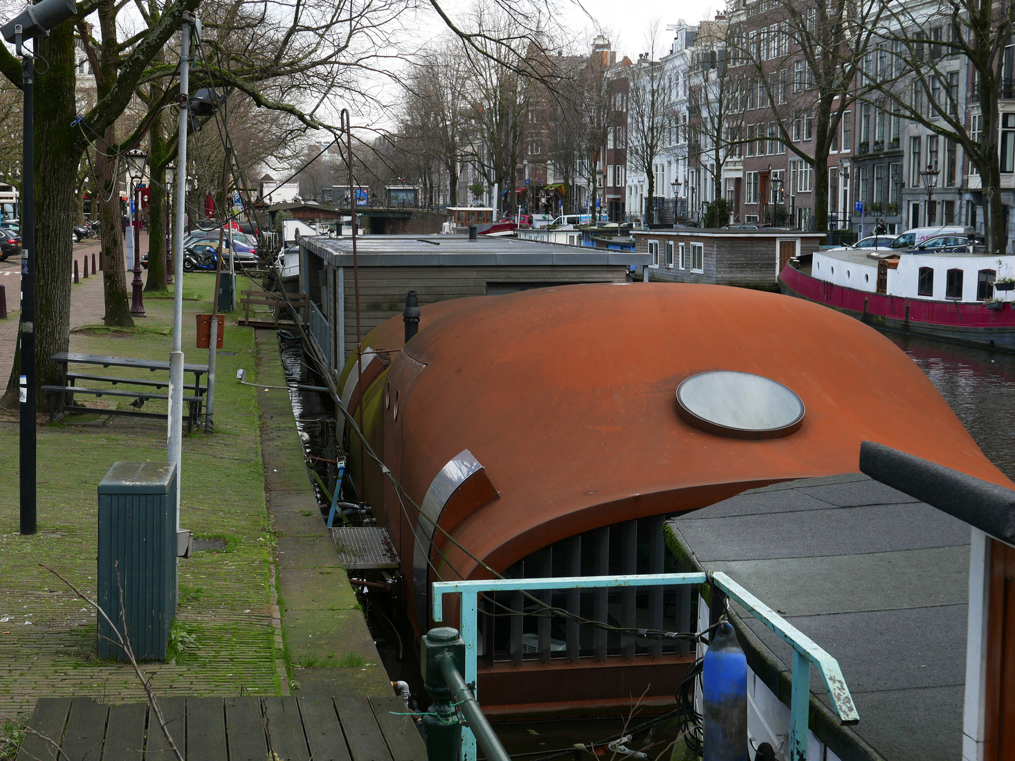 Woonboten in de Prinsengracht aan het Amstelveld; foto Amsterdam / Mokum