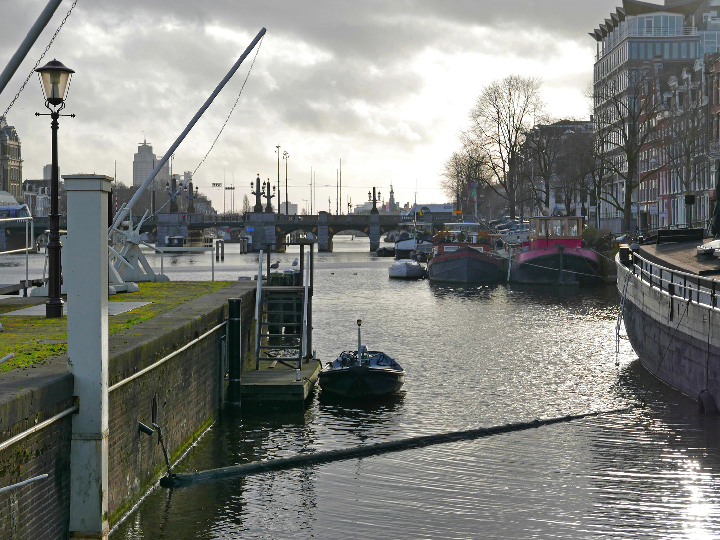 Uitzicht over de Amstel, vanaf de Amstelsluizen gezien; Amsterdam / Mokum in foto