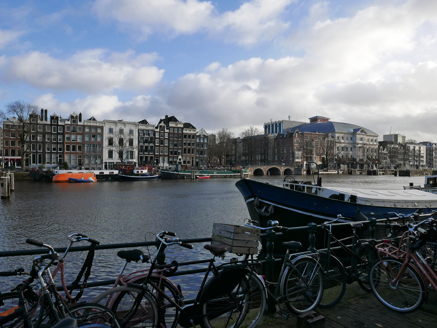 Uitzicht over de brede Amstel met rechts aan de overkant Carré; foto Amsterdam / Mokum