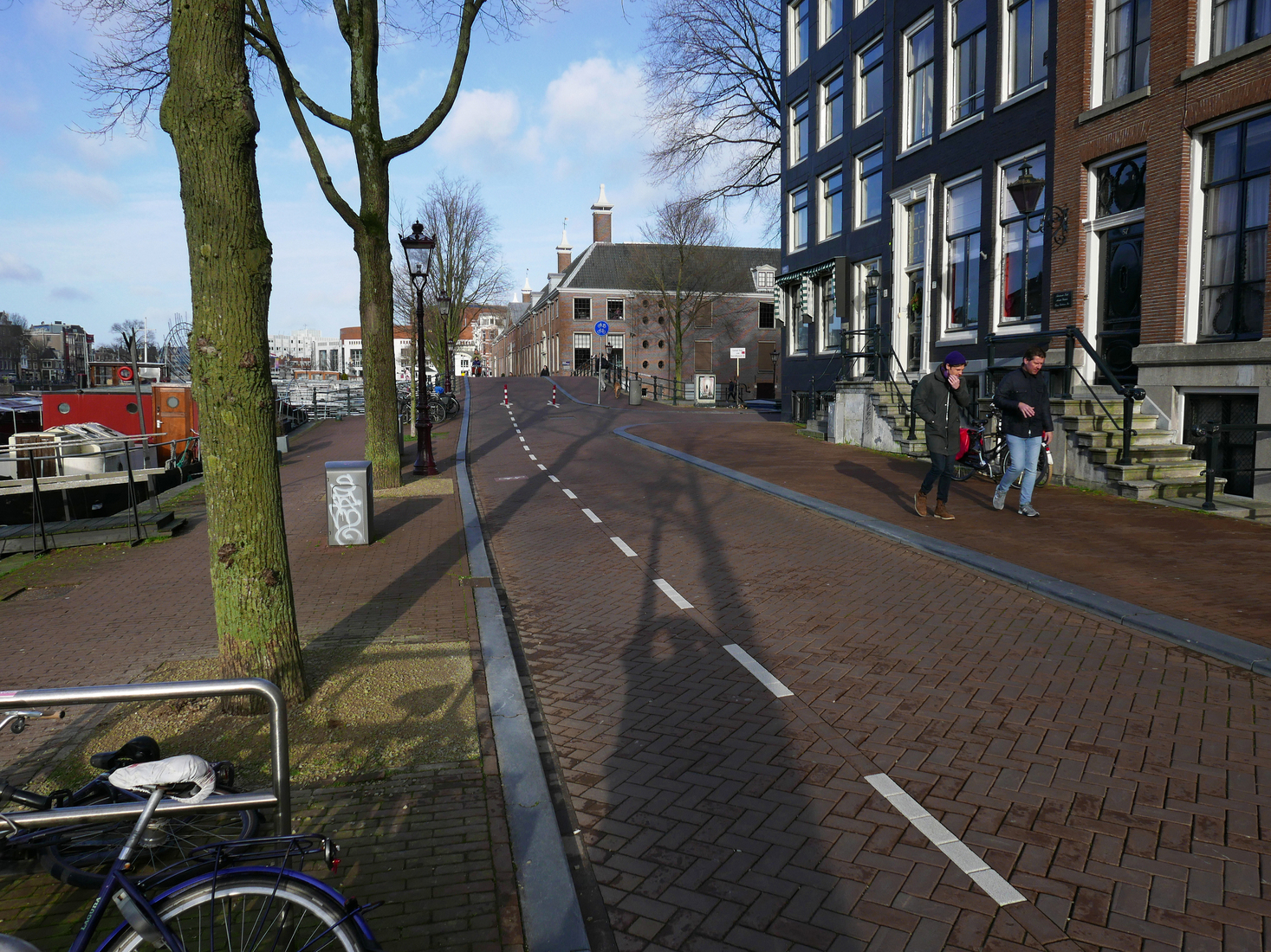 Wandelen langs de Amstel met zon en schaduw; foto Amsterdam / Mokum