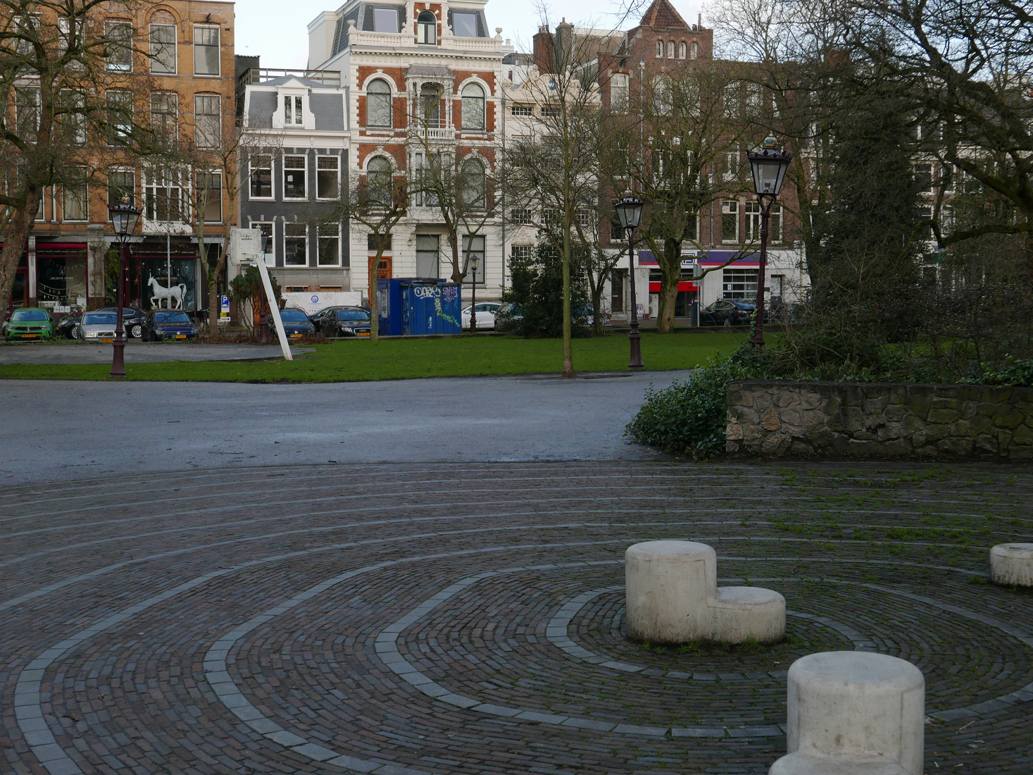 Park op het Frederiksplein bi jde Falckstraat met huizengevels; foto Amsterdam voor digitale print