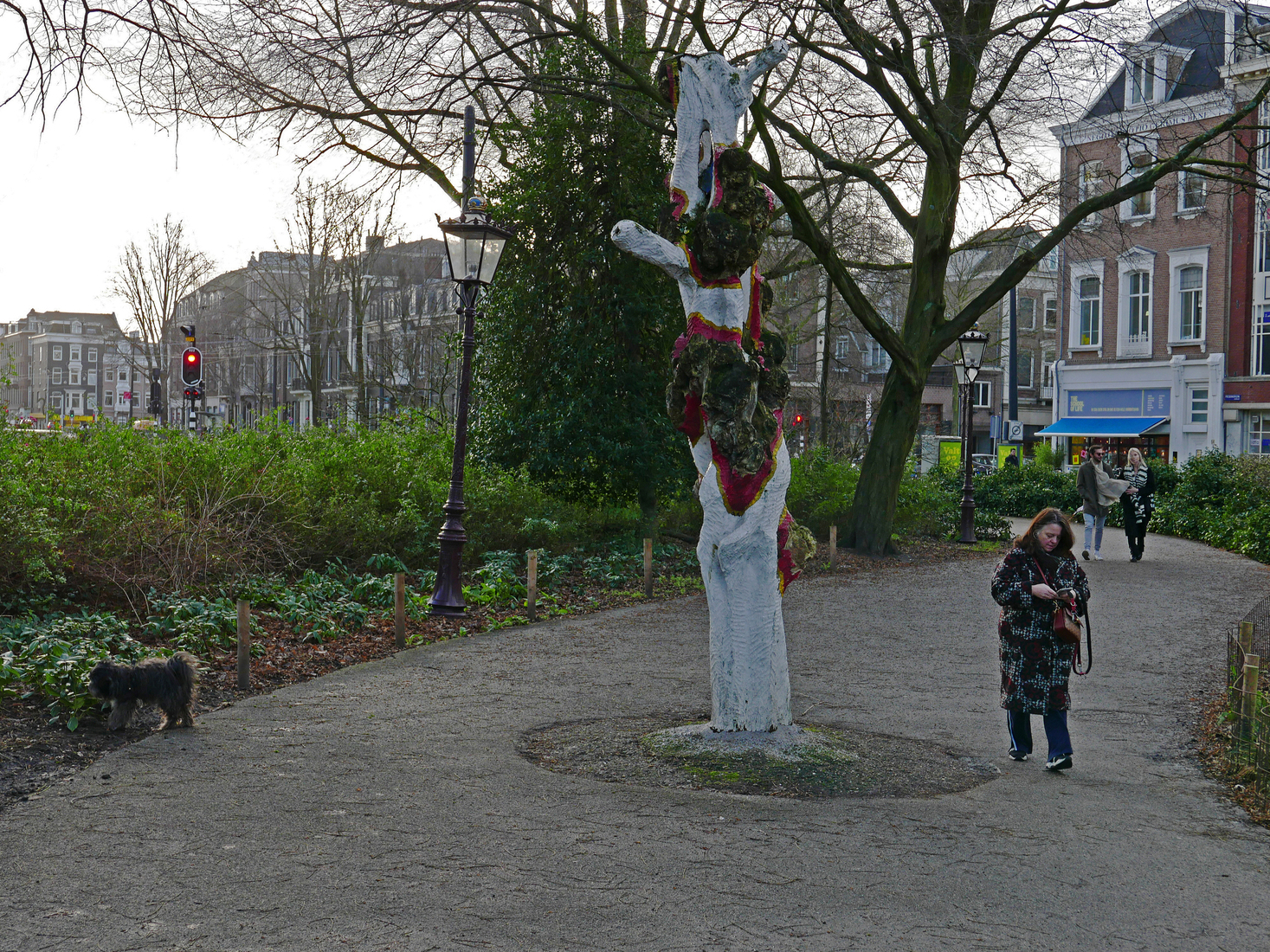 Sculptuur van een beschilderde houten boomstam op het Frederiksplein in Mokum; foto Amsterdam voor digitale print