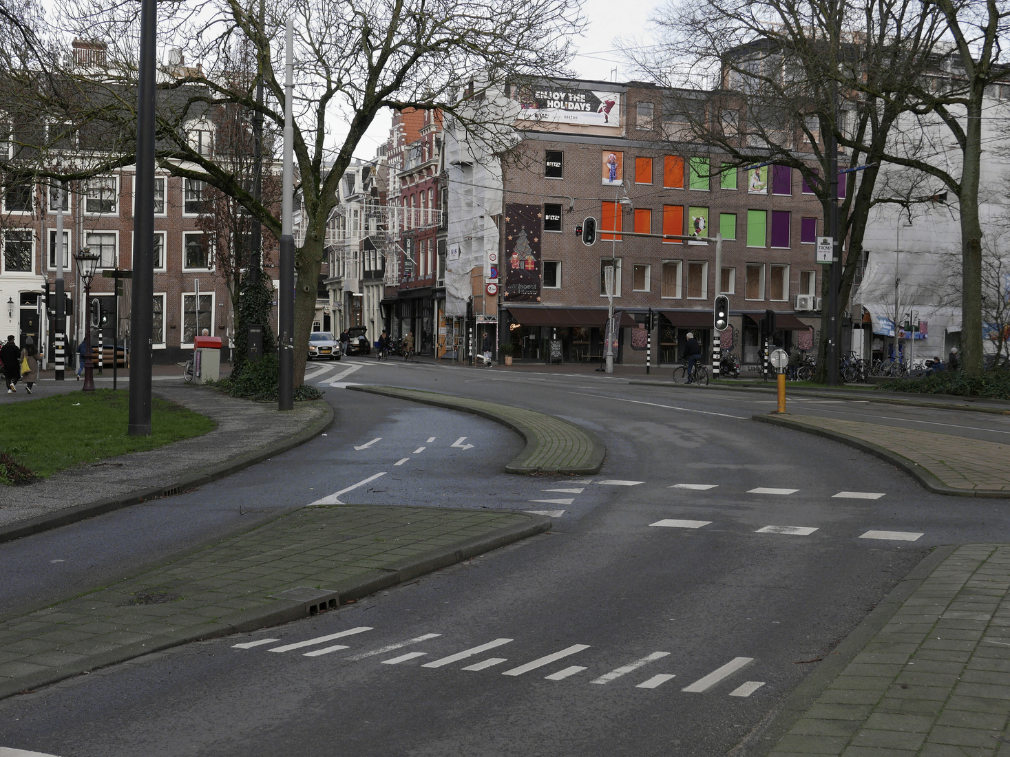 De smalle Utrechtsestraat loopt over in het Frederiksplein; foto Amsterdam voor digitale print