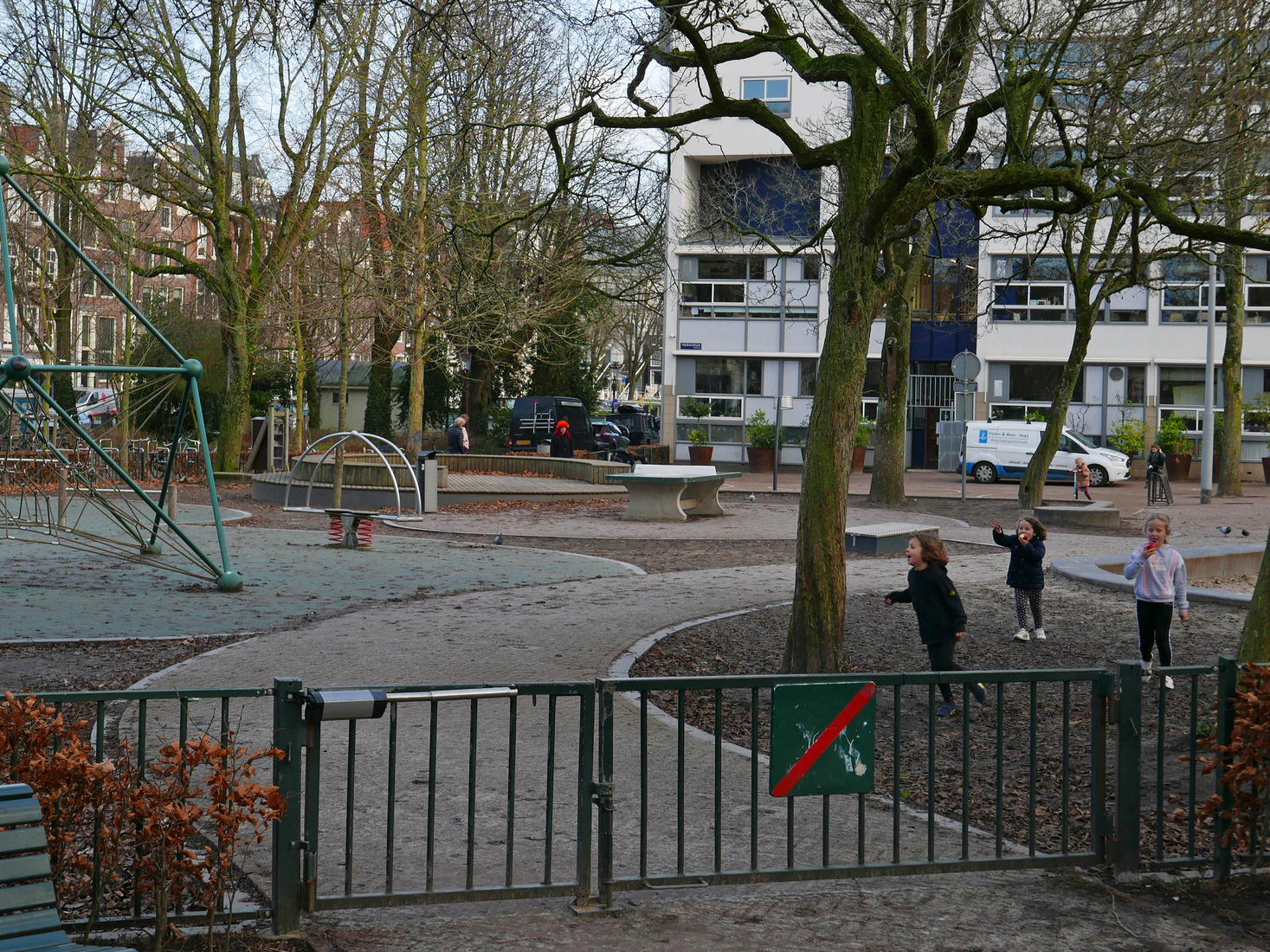 Speelterrein met spelende kinderen, op een hoek van het Frederiksplein, bij de Achtergracht; foto Amsterdam / Mokum