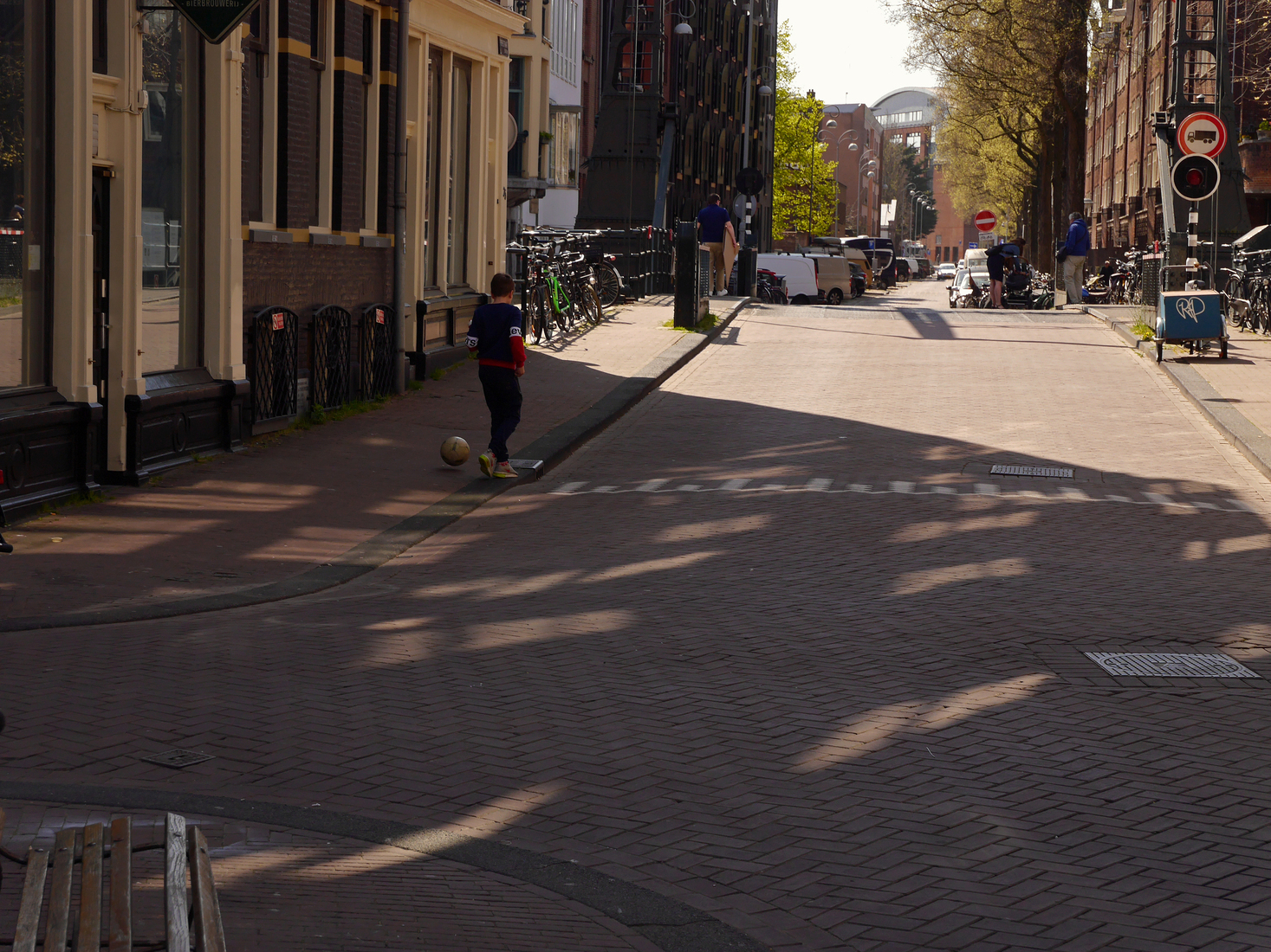 Doorkijk in de Peperstraat en de Nieuwe Uilenburgerstraat; Amsterdam in foto