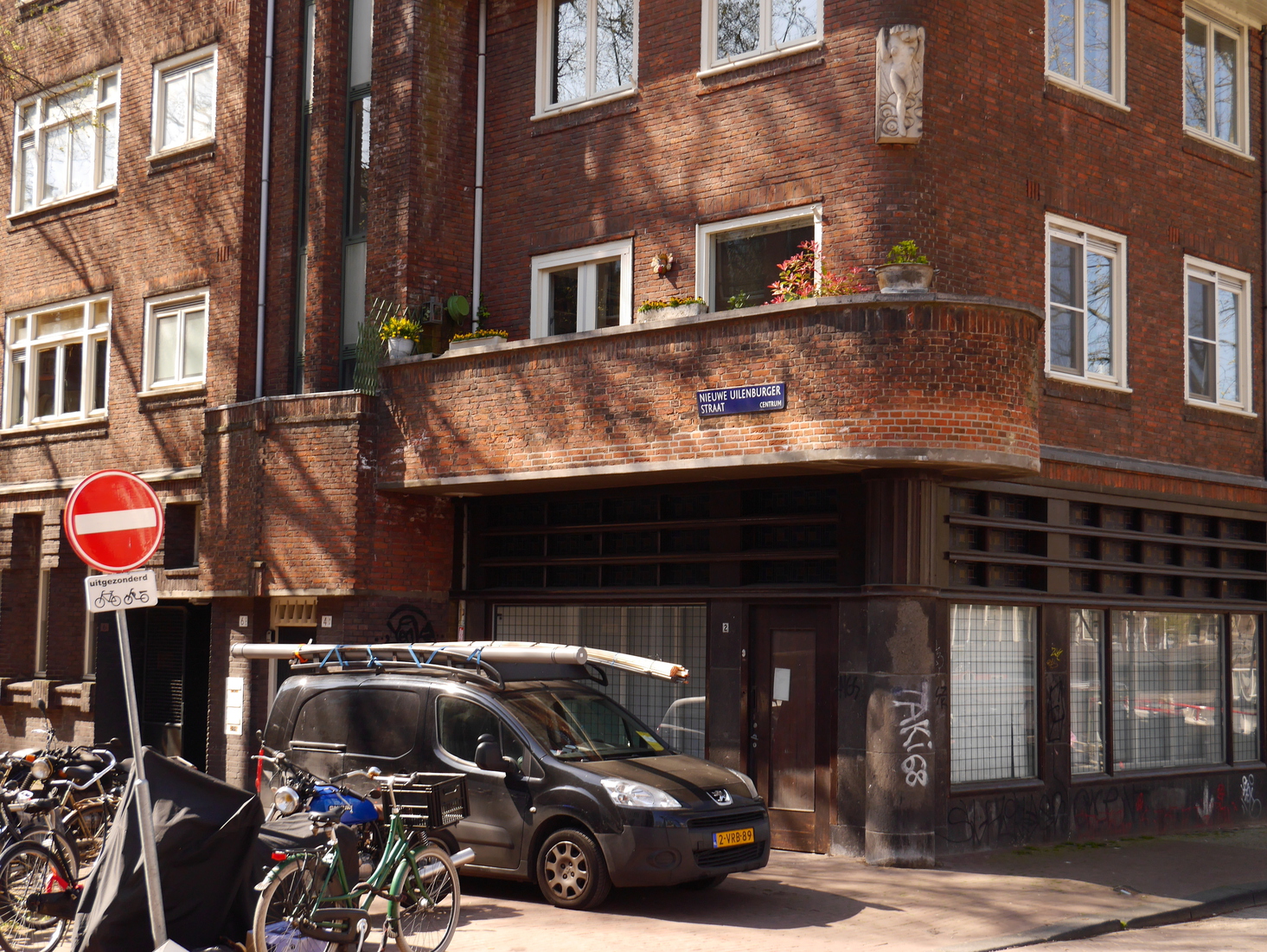 Bakstenen huizenblok op de hoek van de Nieuwe Uilenburgerstraat; Amsterdam in foto, voor print